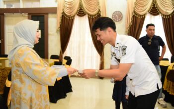 Wagub Gorontalo Bagi-bagi Uang Ayam Jelang Ramadan