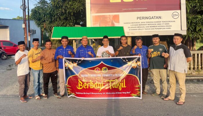 KT Pohuwato Bersama YR Tim Bagikan Takjil untuk Masyarakat Paguat