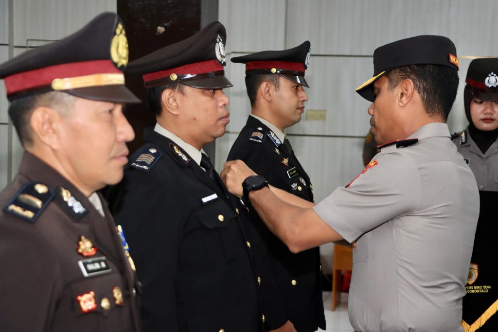 Upacara penganugerahan Tanda Kehormatan Satyalancana