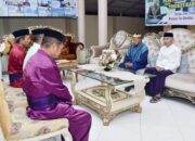 Awal Ramadhan 1447 H, Bupati Pohuwato Dijemput Pemangku Adat Untuk Sholat Tarawih