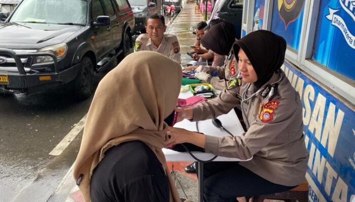 Bid Dokkes Polda Gorontalo Gelar Pemeriksaan Tensi dan Bagi Vitamin Gratis