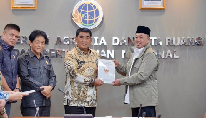 Menteri Nusron Serahkan Persub RTRW kepada Gubernur Sulawesi Utara