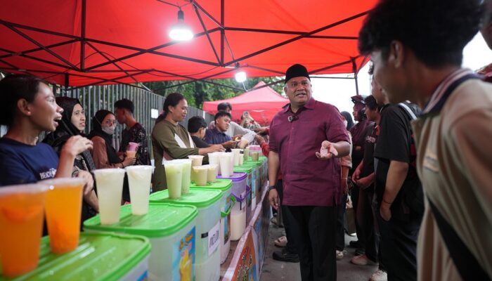 Rektor UNG Traktir Takjil untuk Mahasiswa dan Masyarakat