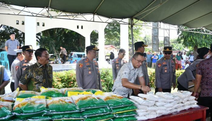 Bupati dan Wabup Boalemo Turun Langsung Layani Warga Belanja Sembako Murah