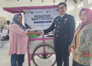 Kalapas Gorontalo Serahkan Bantuan Gerobak UMKM untuk Keluarga Napi