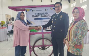 Kalapas Gorontalo Serahkan Bantuan Gerobak UMKM untuk Keluarga Napi