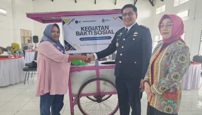 Kalapas Gorontalo Serahkan Bantuan Gerobak UMKM untuk Keluarga Napi