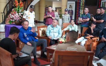 Gubernur Gusnar Ismail Temui Massa Aksi Bahas Isu Pertambangan