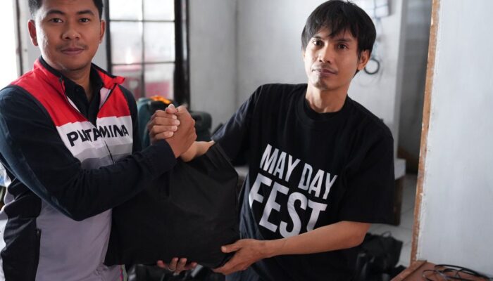 Jelang May Day, Pertamina Patra Niaga Sulawesi Bagikan Sembako ke Pekerja