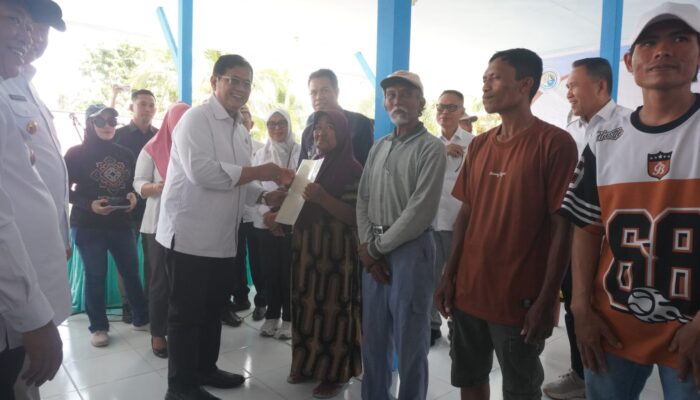 Wamentrans Serahkan 109 Sertipikat Hak Milik ke Warga Transmigrasi di Pulubala