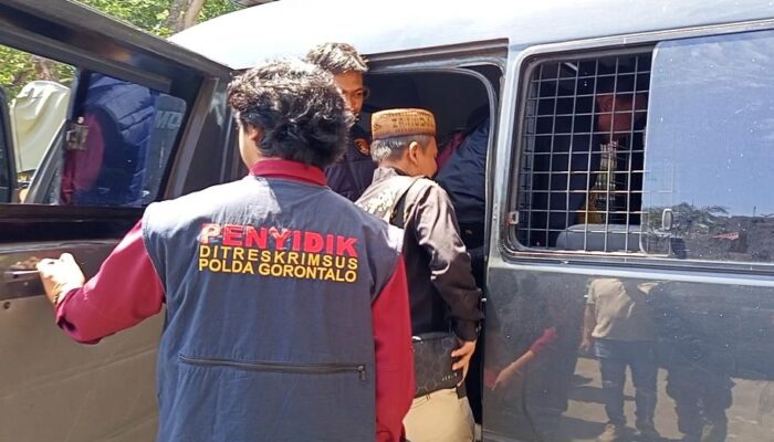 Zainudin Hadjarati Digiring Polisi ke Kejaksaan Pakai Mobil Tahanan