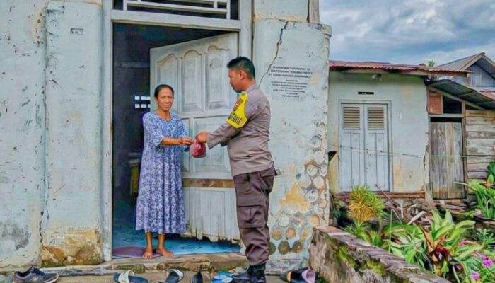 Polda Gorontalo Bagi-bagi Daging Kurban untuk Warga Kurang Mampu