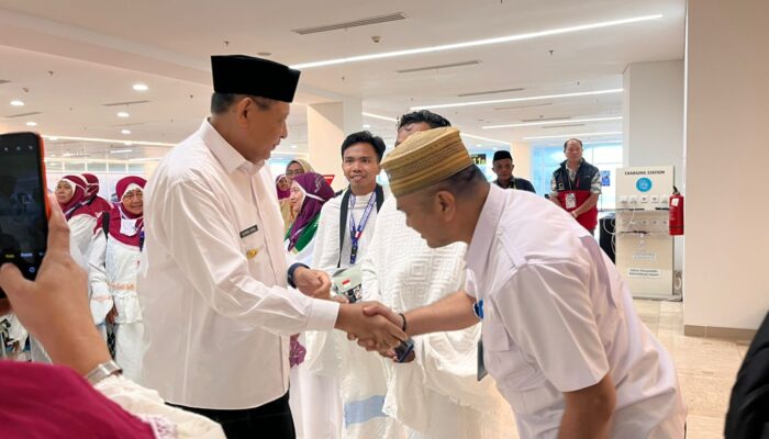 Lepas Jemaah Calon Haji, Gubernur Gusnar Harap Jaga Kesehatan dan Kekompakkan