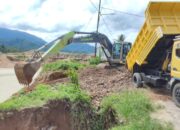 Pemerintah Kecamatan Dengilo Bersama IR dan YR Team Timbun Kubangan Tambang