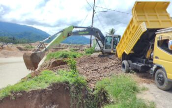 Pemerintah Kecamatan Dengilo Bersama IR dan YR Team Timbun Kubangan Tambang