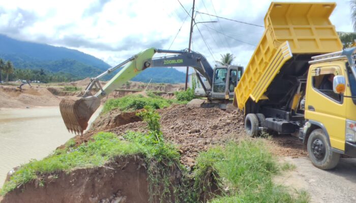 Pemerintah Kecamatan Dengilo Bersama IR dan YR Team Timbun Kubangan Tambang