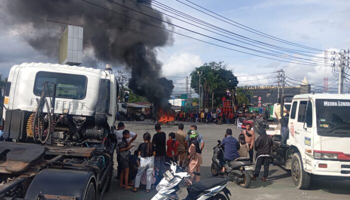 Massa Blokade Simpang Lima Kota Gorontalo Pakai Kontainer, Akses Jalan Lumpuh Total ‎