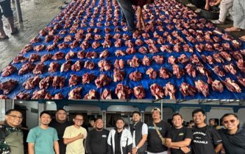 HIPMI Gorontalo dan Afifuddin Kalla Kolaborasi Bagi-bagi Daging Kurban ke Warga