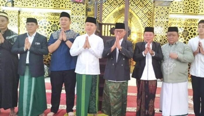 Bupati Ismet dan Wabup Risman Kompak Salat Iduladha di Masjid Agung Al-Marhamah