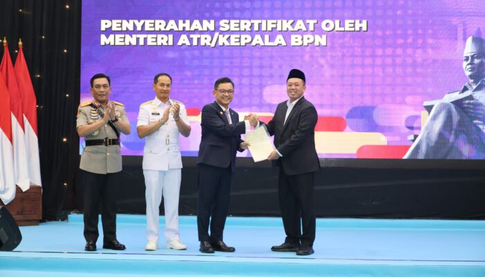 Menteri Nusron Serahkan Sertipikat Hak Pakai untuk Lemhannas RI