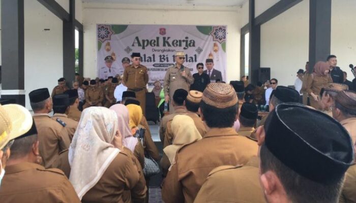 Bupati Ismet Tekankan Kedisipilan dan Semangan Pengabdian saat Apel Kerja