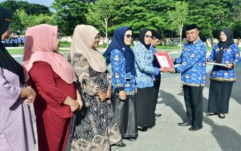 Pemda Pohuwato Serahkan SK Pensiun ASN dan Paket Sembako bagi CS
