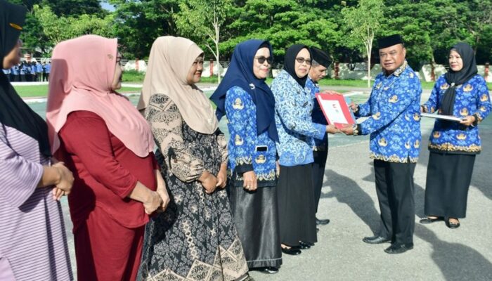 Pemda Pohuwato Serahkan SK Pensiun ASN dan Paket Sembako bagi CS