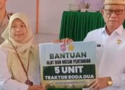 Serahkan Bantuan, Bupati Bone Bolango Dorong Peningkatan Hasil Pertanian
