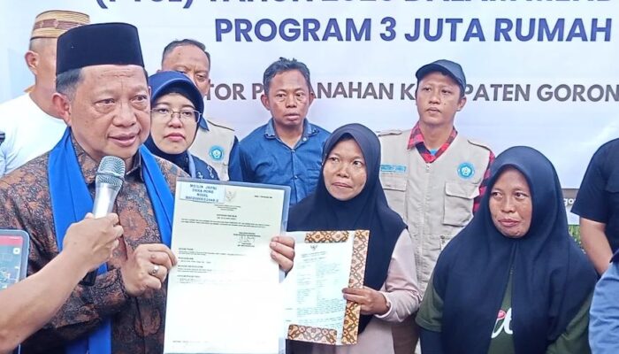 Kantor Pertanahan Kabupaten Gorontalo Serahkan 8 Sertipikat PTSL ke Warga untuk Dukung Program 3 Juta Rumah