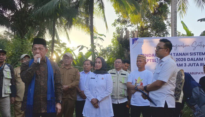 Kantor Pertanahan Kabupaten Gorontalo Serahkan 8 Sertipikat PTSL ke Warga untuk Dukung Program 3 Juta Rumah