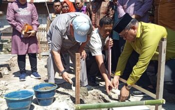 Adhan Dambea bangun rumah oma Hano