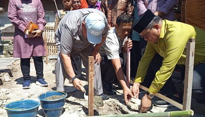 Adhan Dambea Letakkan Batu Pertama Bedah Rumah Oma Hano di Dembe I: “Fakir Miskin Adalah Tanggung Jawab Kami”