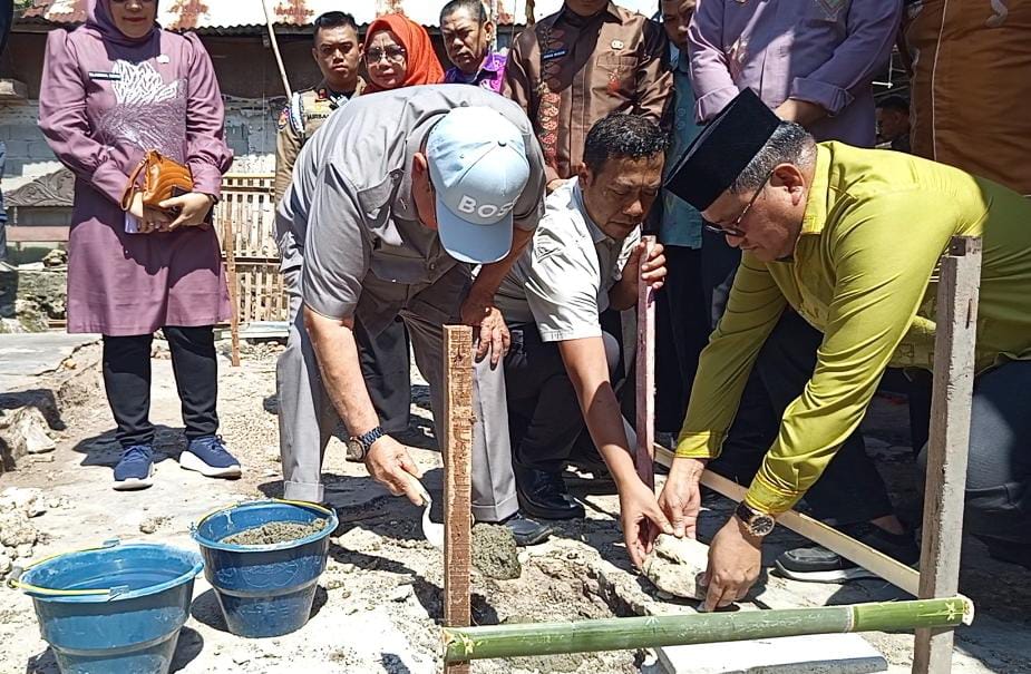 Adhan Dambea bangun rumah oma Hano