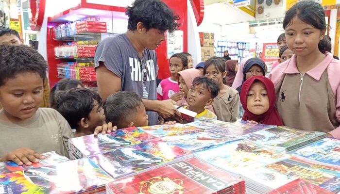 Timuato Institute dan Harry-Mimin Homestay Ajak 39 Anak Belanja Perlengkapan Sekolah