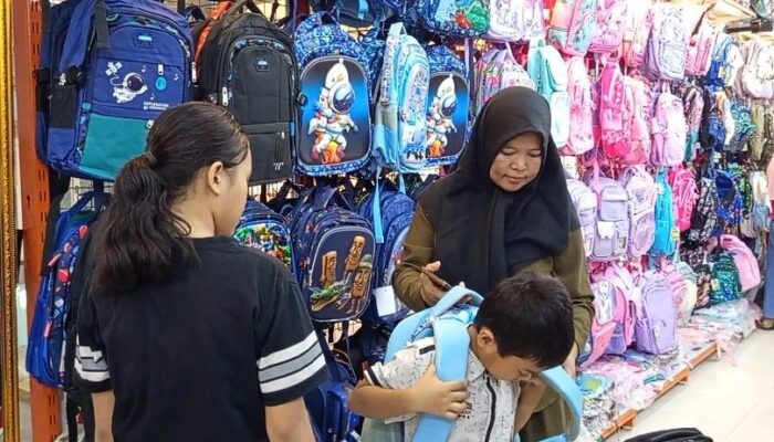 Tahun Ajaran Baru, Orang Tua Siswa Sibuk Belanja Keperluan Sekolah