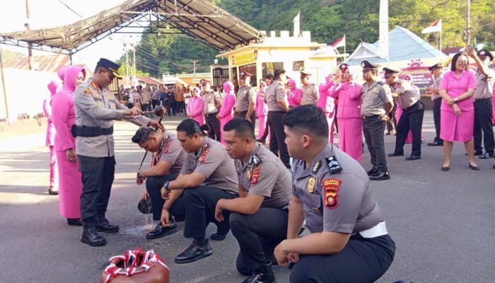 56 Personel Polresta Gorontalo Kota Naik Pangkat, Disambut Tradisi Mandi Kembang
