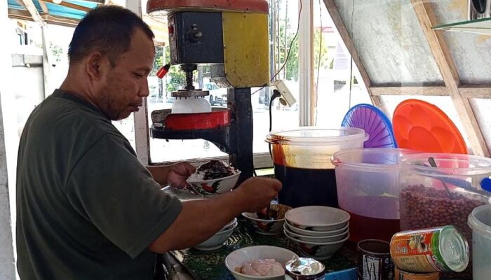 Berkah Pedagang Es di Gorontalo saat Musim Kemarau