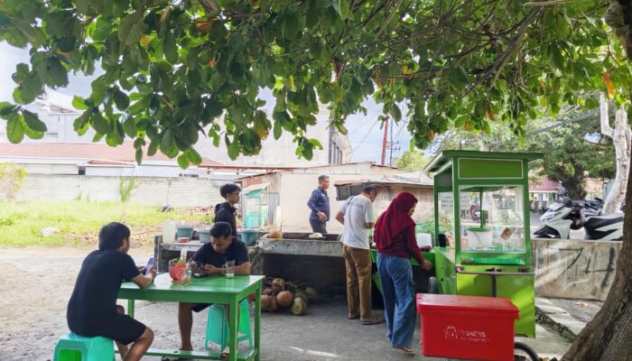 Berkah Kemarau, Omzet Penjual Es Kelapa Muda di Gorontalo Naik 2 Kali Lipat