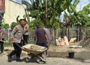Brimob Polda Gorontalo Bantu Perbaiki Jalan Rusak di Isimu Raya