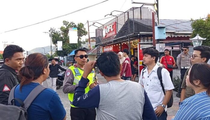 Polisi Jaring Pelanggar Lalu Lintas, Mahasiswa Pertanyakan Razia di Depan Kampus UNG