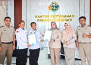 Kantor Pertanahan Kabupaten Gorontalo Serahkan Dua Sertipikat Tanah Wakaf