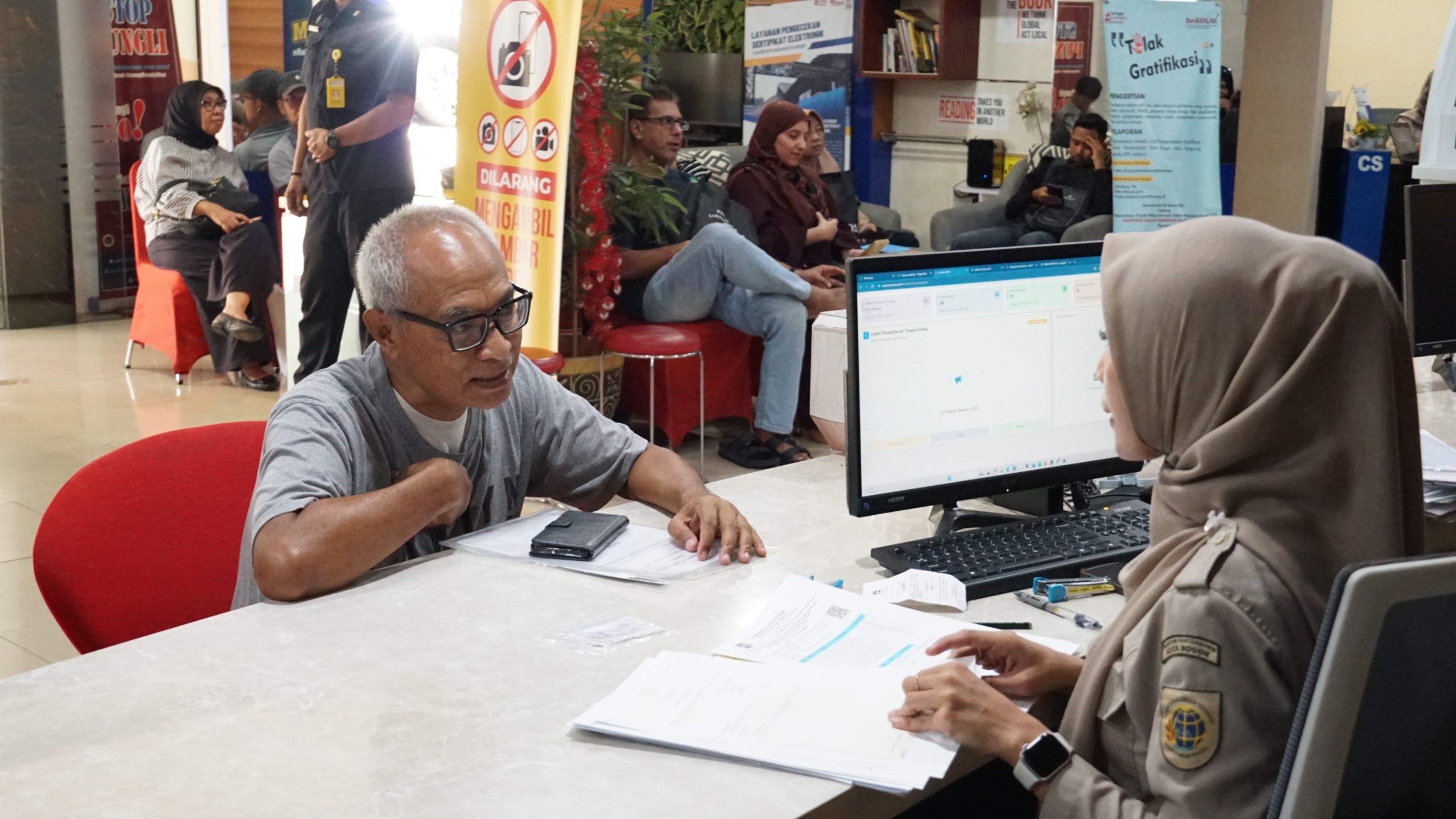 Sutrisno (61), pensiunan BUMN yang tengah mengurus peningkatan hak atas tanahnya dari Hak Guna Bangunan (HGB) menjadi Hak Milik (HM) di Kantah Kota Bogor.