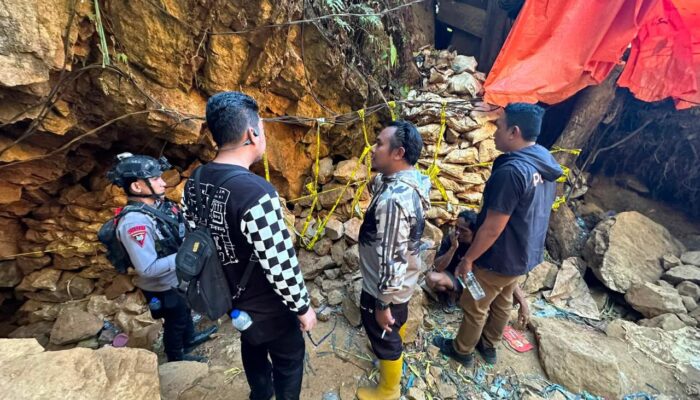 Ditreskrimsus Polda Gorontalo Police Line Tambang Ilegal di Kawasan Batu Gergaji