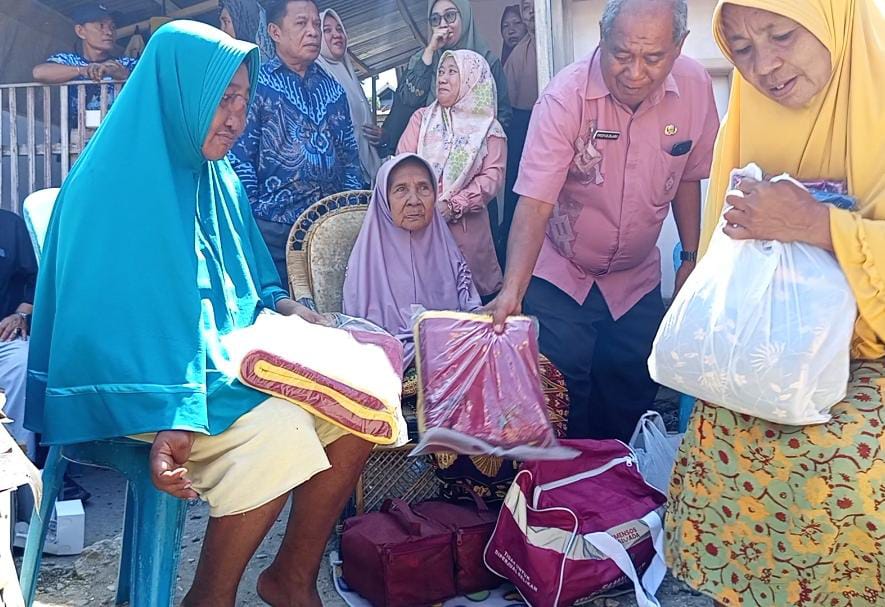 Paket bantuan sosial kepada warga sekitar