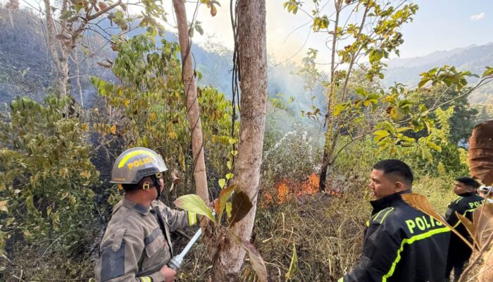 Kebakaran Lahan Ancam Permukiman Warga Tulabolo, Polisi Turun Tangan
