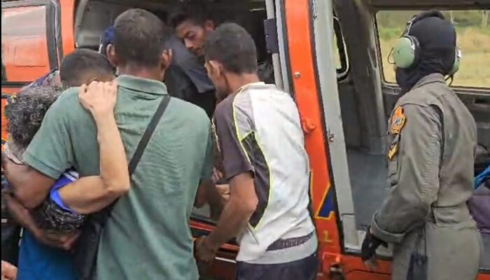 Pasca Gempa 7,7 di NTT, Tim SAR Pakai Helikopter Evakuasi Warga yang Sakit
