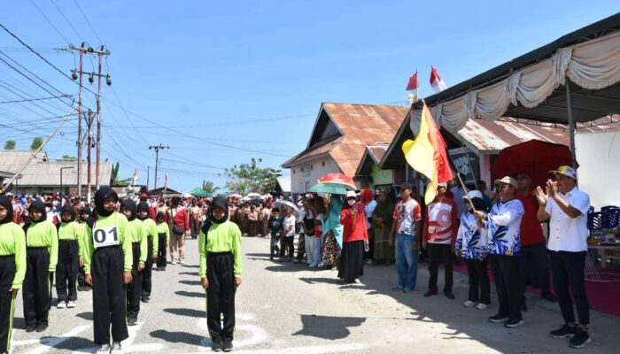 Bupati Rum Pagau Lepas Lomba Gerak Jalan SD dan SMP di Boalemo