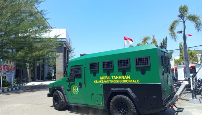 Kejati Gorontalo Kembali Periksa Fikram Salilama, Mobil Tahanan Juga Tiba di Kantor