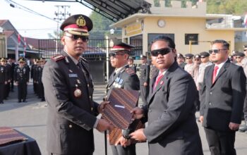 Kapolresta Gorontalo Kota Berikan Penghargaan bagi Personel Berprestasi di HUT ke-81 RI