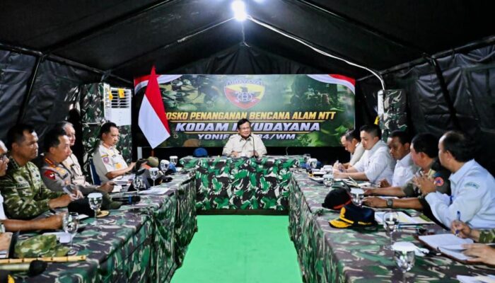 Prabowo Tinjau Lokasi Terdampak Gempa di NTT, Bantuan Dana Telah Ditransfer
